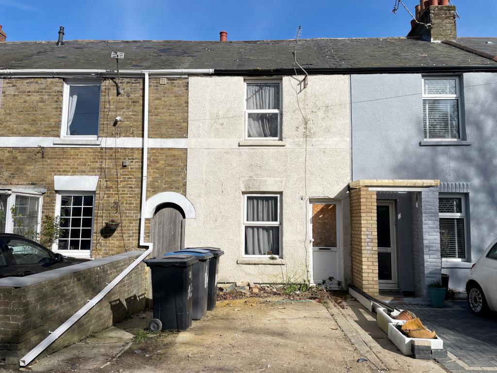Lot: 106 - MID-TERRACE HOUSE FOR IMPROVEMENT - Mid-terrace house